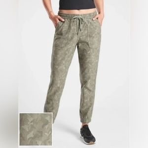 Athleta Farallon Stratum Camo Jogger, Women’s Size 10, NWT